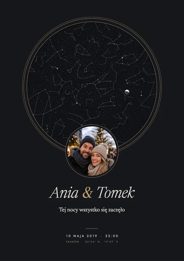 Granatowy plakat z mapą nieba nad Krakowem i imionami Ania i Tomek